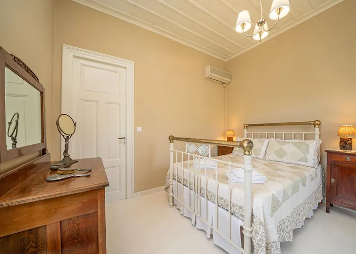 σταύρος Βίλα *